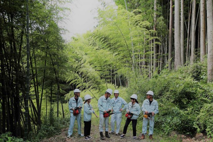 山口県の竹林伐採・里山保全　三輝トラスト株式会社さんのご紹介  http://snkt.jp/  は　山口県にて竹林伐採で、里山の保全を行っています。里山に波のようにおしよせる竹を伐採(竹被害対策･竹林整備)して間引きます。竹林伐採した竹は竹バイオマス　エネルギーで循環可能なエネルギーで竹の命も大切にします。山口県で竹被害対策を行われている会社さんです。  お会いしてお話しを聞くと、里山保全への信念をかんじました。 山口県里山生活